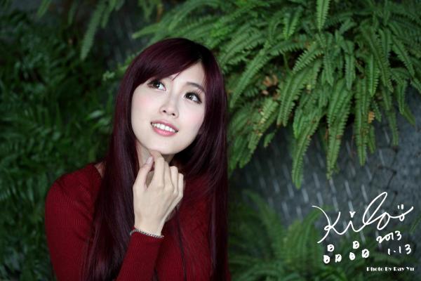    台湾正妹金允乔/Kila晶晶：红发红衣咖啡馆午后街拍，清新治愈系女神写真集第42张图片