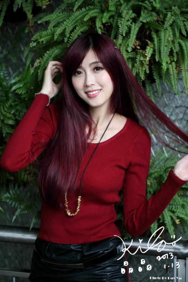   台湾正妹金允乔/Kila晶晶：红发红衣咖啡馆午后街拍，清新治愈系女神写真集第45张图片