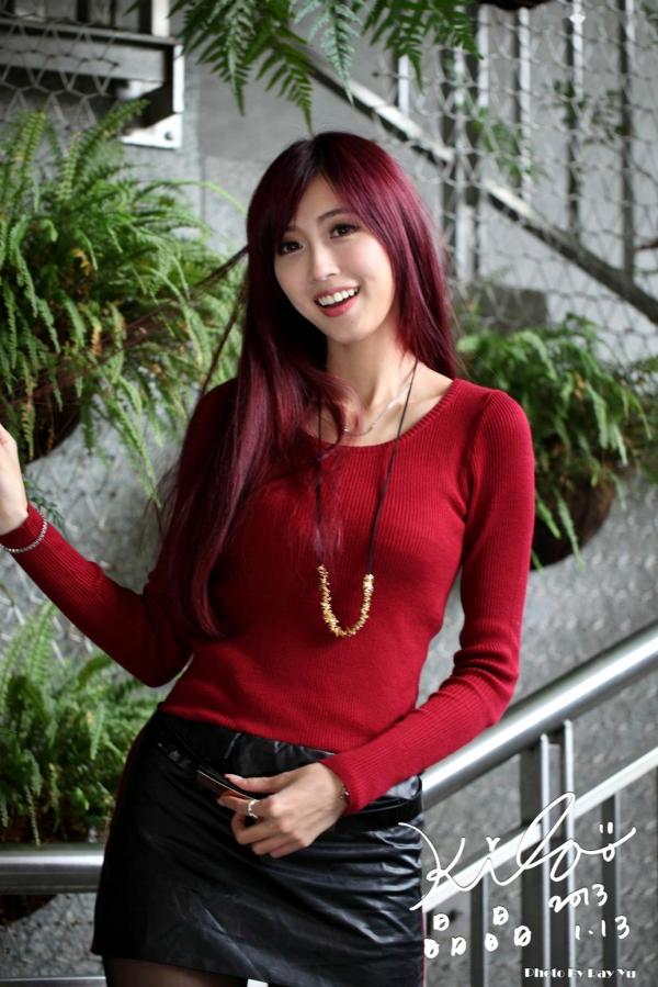    台湾正妹金允乔/Kila晶晶：红发红衣咖啡馆午后街拍，清新治愈系女神写真集第46张图片