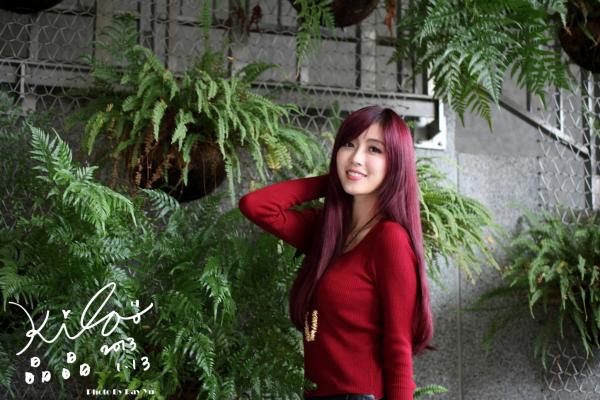    台湾正妹金允乔/Kila晶晶：红发红衣咖啡馆午后街拍，清新治愈系女神写真集第47张图片