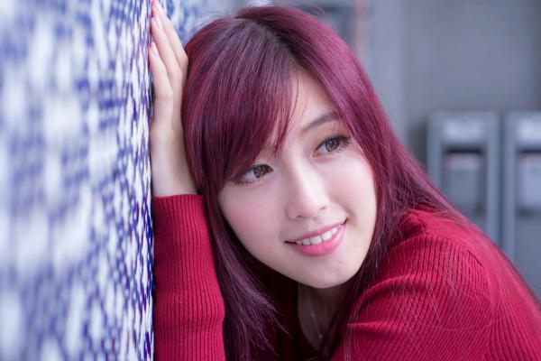    台湾正妹金允乔/Kila晶晶：红发红衣咖啡馆午后街拍，清新治愈系女神写真集第51张图片