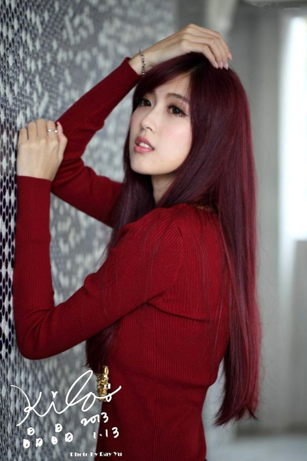    台湾正妹金允乔/Kila晶晶：红发红衣咖啡馆午后街拍，清新治愈系女神写真集第55张图片