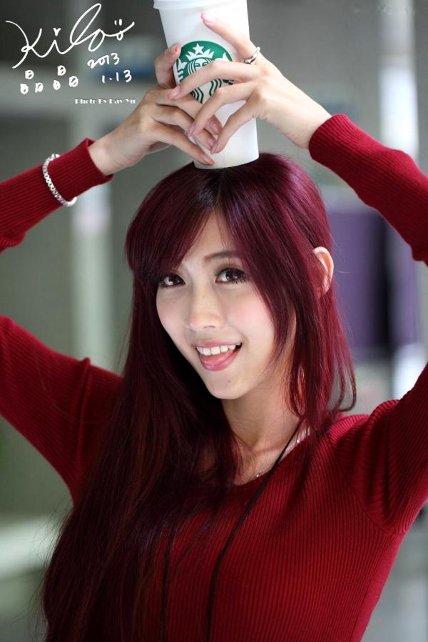    台湾正妹金允乔/Kila晶晶：红发红衣咖啡馆午后街拍，清新治愈系女神写真集第67张图片