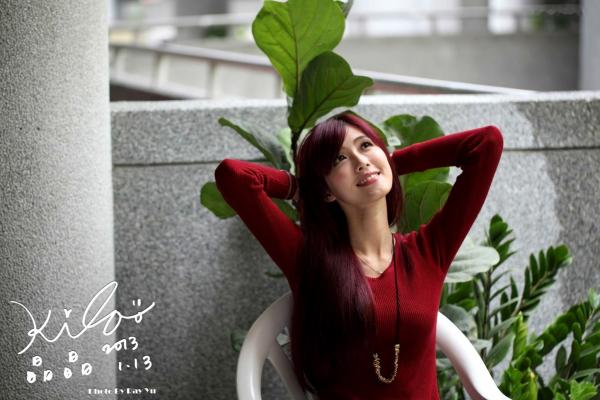    台湾正妹金允乔/Kila晶晶：红发红衣咖啡馆午后街拍，清新治愈系女神写真集第71张图片