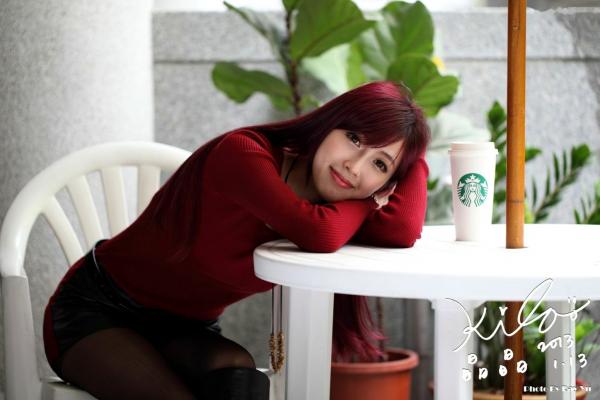    台湾正妹金允乔/Kila晶晶：红发红衣咖啡馆午后街拍，清新治愈系女神写真集第74张图片