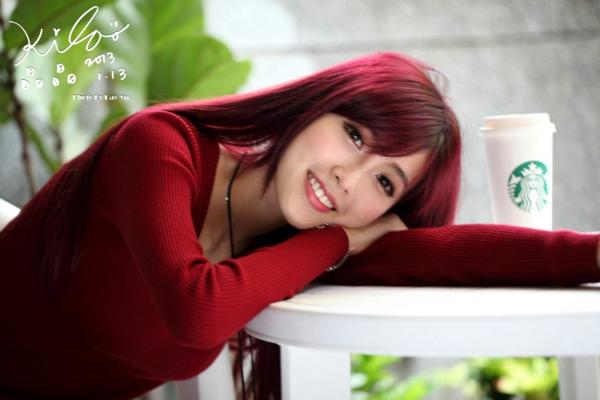    台湾正妹金允乔/Kila晶晶：红发红衣咖啡馆午后街拍，清新治愈系女神写真集第75张图片