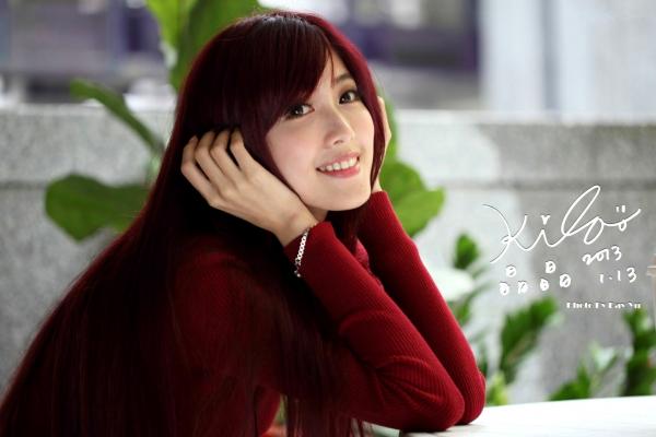    台湾正妹金允乔/Kila晶晶：红发红衣咖啡馆午后街拍，清新治愈系女神写真集第76张图片