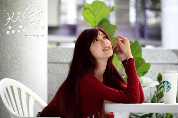    台湾正妹金允乔/Kila晶晶：红发红衣咖啡馆午后街拍，清新治愈系女神写真集第77张图片