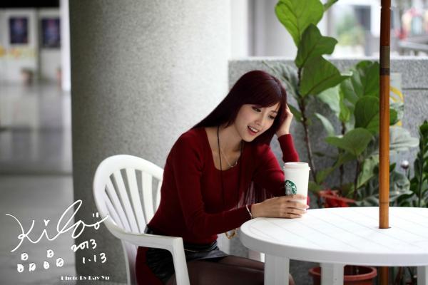    台湾正妹金允乔/Kila晶晶：红发红衣咖啡馆午后街拍，清新治愈系女神写真集第79张图片