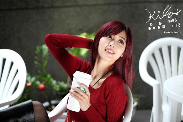    台湾正妹金允乔/Kila晶晶：红发红衣咖啡馆午后街拍，清新治愈系女神写真集第82张图片