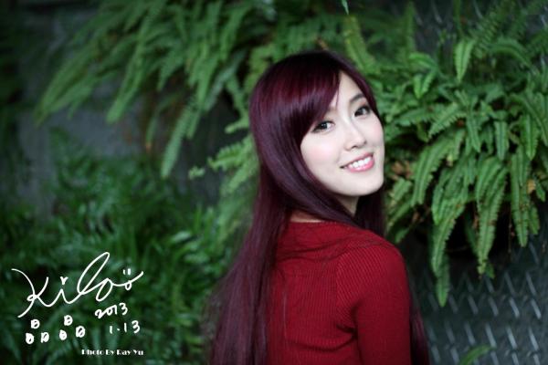    台湾正妹金允乔/Kila晶晶：红发红衣咖啡馆午后街拍，清新治愈系女神写真集第90张图片