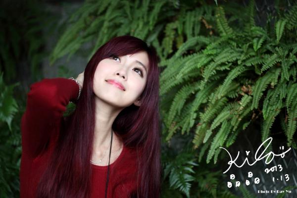    台湾正妹金允乔/Kila晶晶：红发红衣咖啡馆午后街拍，清新治愈系女神写真集第91张图片