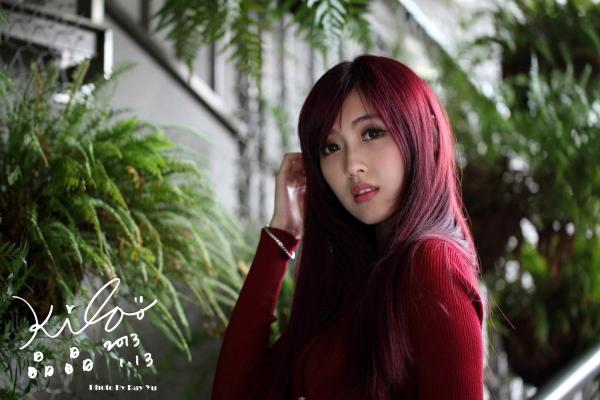   台湾正妹金允乔/Kila晶晶：红发红衣咖啡馆午后街拍，清新治愈系女神写真集第93张图片