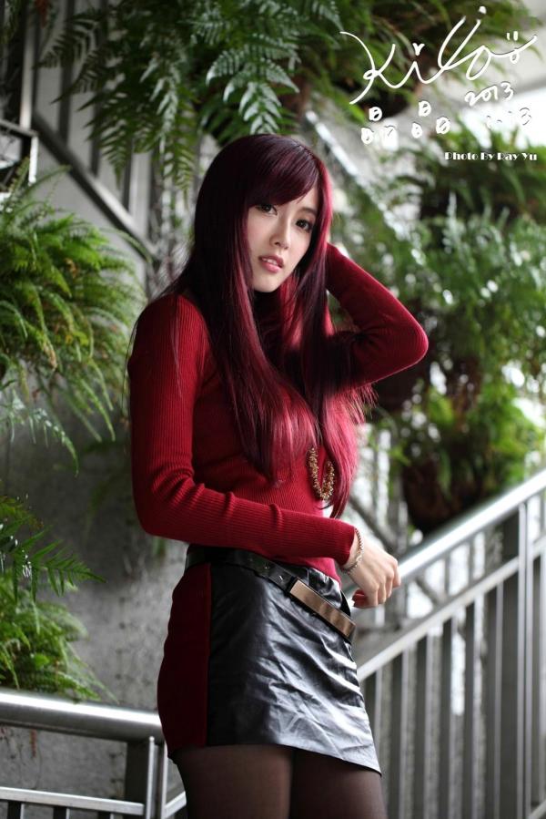    台湾正妹金允乔/Kila晶晶：红发红衣咖啡馆午后街拍，清新治愈系女神写真集第94张图片