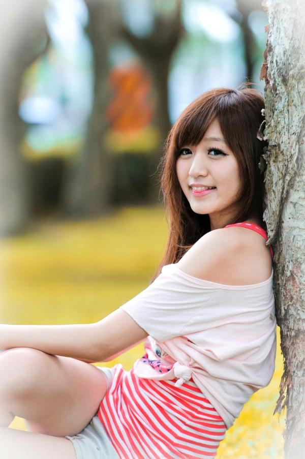    台湾正妹小艾清新甜美户外写真集，治愈系阳光少女街拍，展现自然灵动与青春气质第3张图片