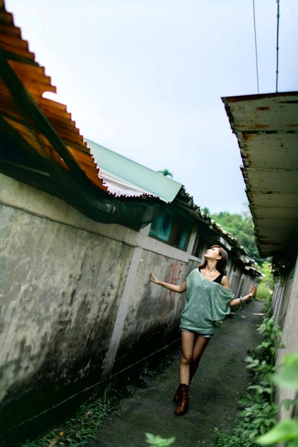    台湾正妹小猪Patty/杨宜轩《居安新村外拍》清新邻家女孩户外街拍写真集第17张图片