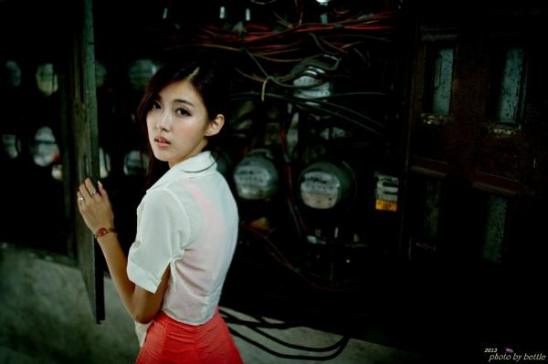    台湾正妹廖挺伶Kila晶晶清纯街拍系列：雨中爱心伞下的甜美邻家少女私房写真第9张图片