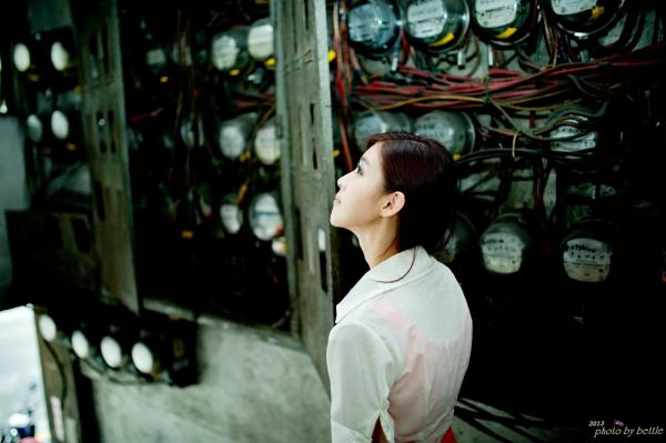    台湾正妹廖挺伶Kila晶晶清纯街拍系列：雨中爱心伞下的甜美邻家少女私房写真第10张图片
