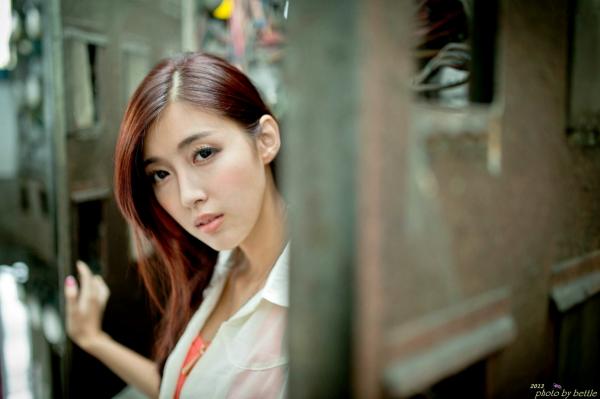    台湾正妹廖挺伶Kila晶晶清纯街拍系列：雨中爱心伞下的甜美邻家少女私房写真第17张图片