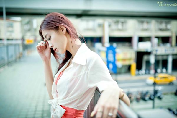    台湾正妹廖挺伶Kila晶晶清纯街拍系列：雨中爱心伞下的甜美邻家少女私房写真第18张图片