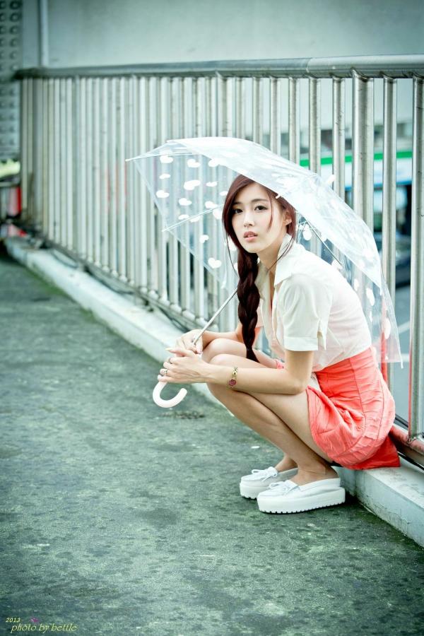    台湾正妹廖挺伶Kila晶晶清纯街拍系列：雨中爱心伞下的甜美邻家少女私房写真第27张图片
