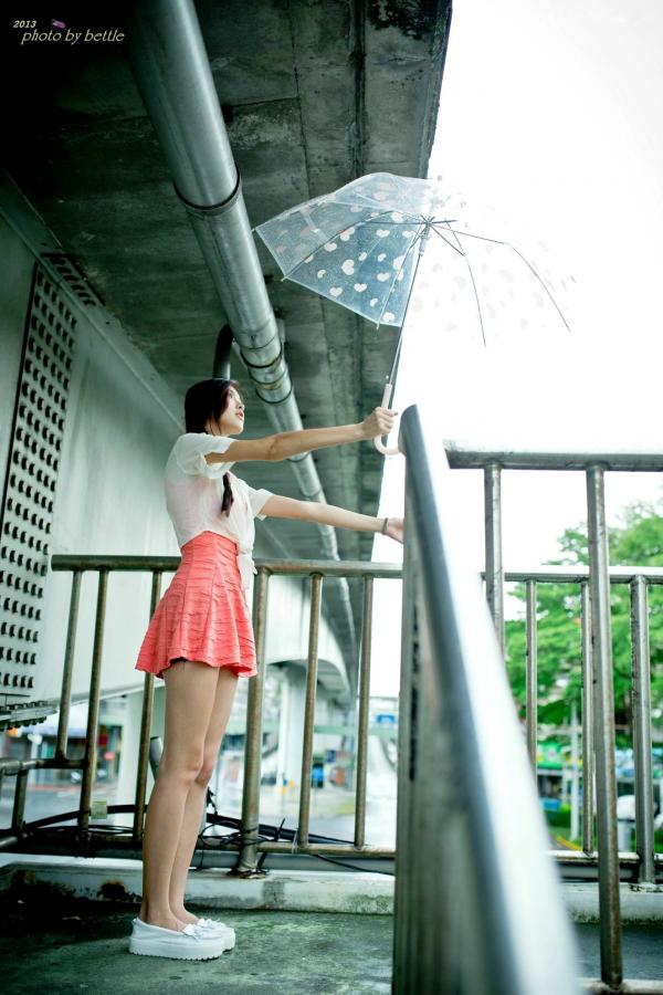    台湾正妹廖挺伶Kila晶晶清纯街拍系列：雨中爱心伞下的甜美邻家少女私房写真第31张图片