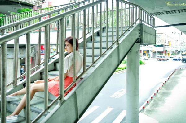    台湾正妹廖挺伶Kila晶晶清纯街拍系列：雨中爱心伞下的甜美邻家少女私房写真第47张图片