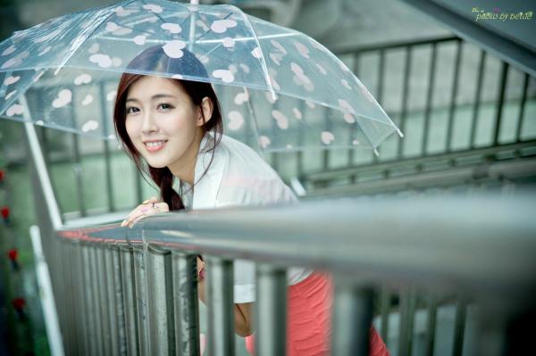    台湾正妹廖挺伶Kila晶晶清纯街拍系列：雨中爱心伞下的甜美邻家少女私房写真第62张图片