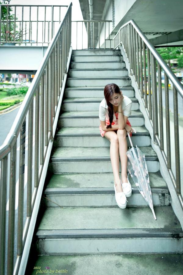    台湾正妹廖挺伶Kila晶晶清纯街拍系列：雨中爱心伞下的甜美邻家少女私房写真第65张图片