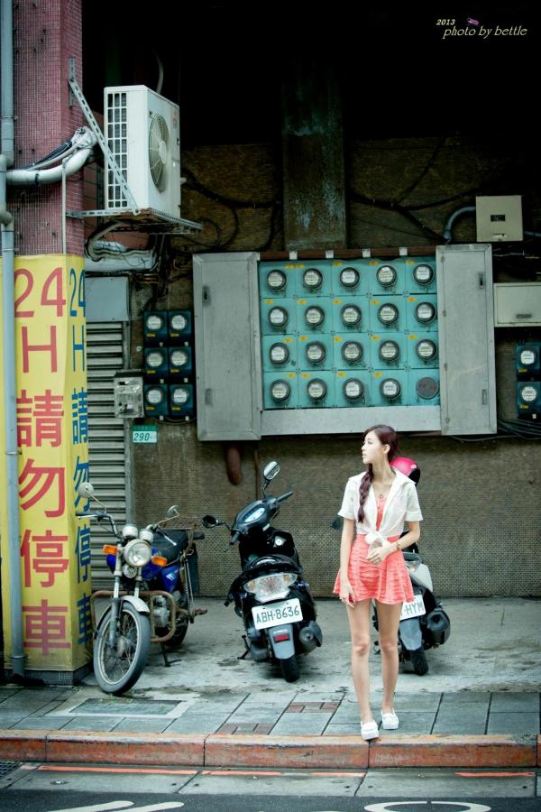    台湾正妹廖挺伶Kila晶晶清纯街拍系列：雨中爱心伞下的甜美邻家少女私房写真第69张图片