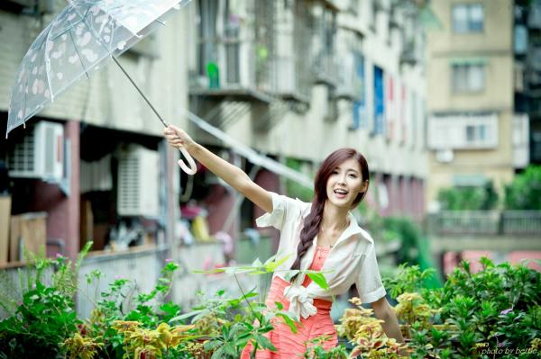    台湾正妹廖挺伶Kila晶晶清纯街拍系列：雨中爱心伞下的甜美邻家少女私房写真第87张图片