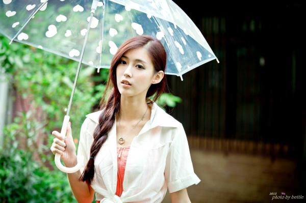    台湾正妹廖挺伶Kila晶晶清纯街拍系列：雨中爱心伞下的甜美邻家少女私房写真第88张图片