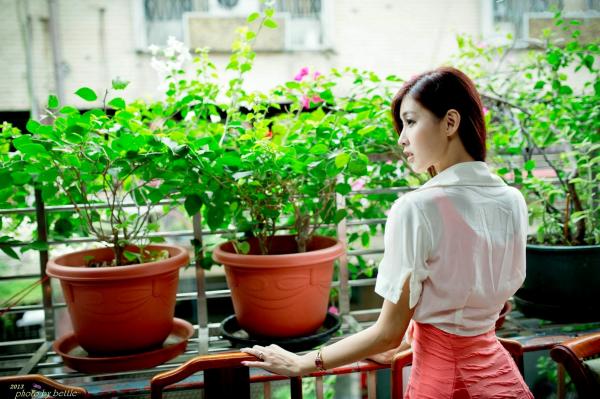    台湾正妹廖挺伶Kila晶晶清纯街拍系列：雨中爱心伞下的甜美邻家少女私房写真第96张图片