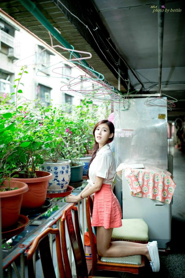    台湾正妹廖挺伶Kila晶晶清纯街拍系列：雨中爱心伞下的甜美邻家少女私房写真第97张图片