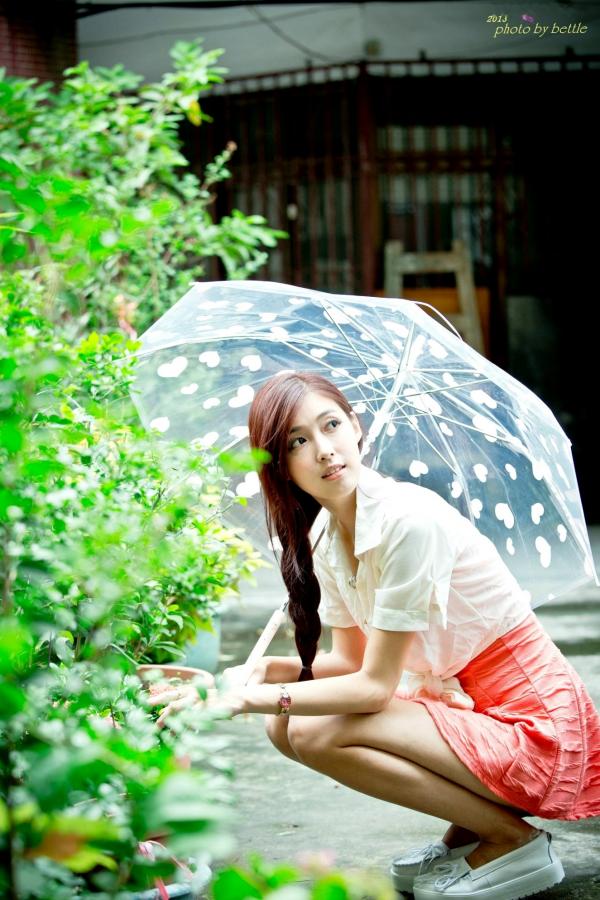    台湾正妹廖挺伶Kila晶晶清纯街拍系列：雨中爱心伞下的甜美邻家少女私房写真第99张图片