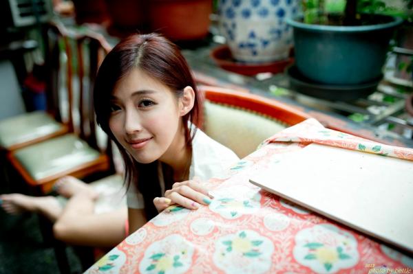    台湾正妹廖挺伶Kila晶晶清纯街拍系列：雨中爱心伞下的甜美邻家少女私房写真第101张图片