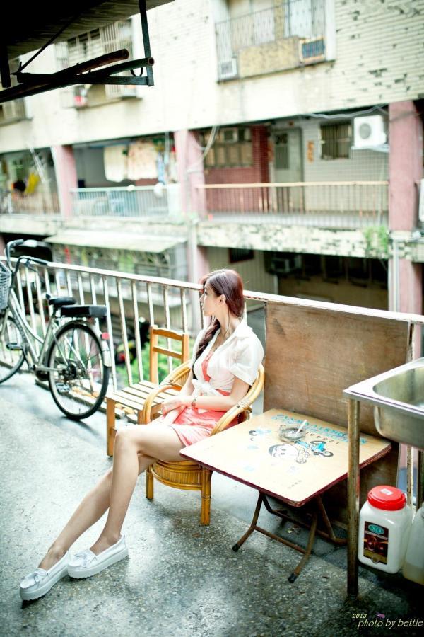    台湾正妹廖挺伶Kila晶晶清纯街拍系列：雨中爱心伞下的甜美邻家少女私房写真第108张图片