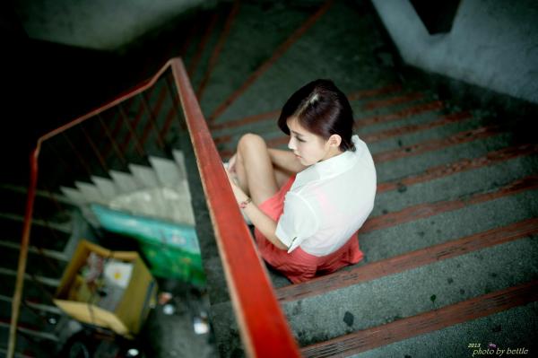    台湾正妹廖挺伶Kila晶晶清纯街拍系列：雨中爱心伞下的甜美邻家少女私房写真第109张图片