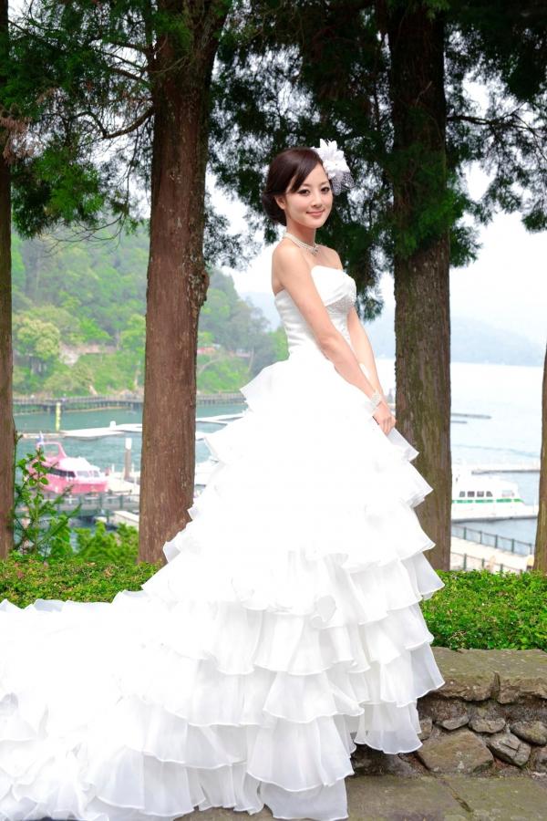    台湾正妹张凯洁/张允霏《日月潭+纸教堂(婚纱)》纯白婚纱写真，唯美户外大片，气质女神清新脱俗第1张图片