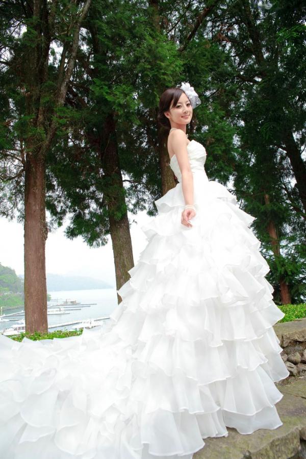    台湾正妹张凯洁/张允霏《日月潭+纸教堂(婚纱)》纯白婚纱写真，唯美户外大片，气质女神清新脱俗第2张图片