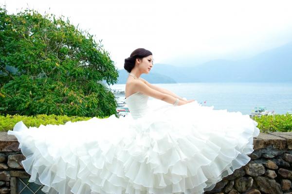    台湾正妹张凯洁/张允霏《日月潭+纸教堂(婚纱)》纯白婚纱写真，唯美户外大片，气质女神清新脱俗第20张图片