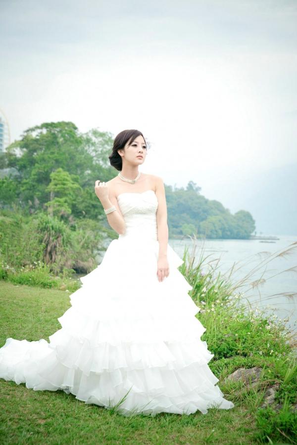    台湾正妹张凯洁/张允霏《日月潭+纸教堂(婚纱)》纯白婚纱写真，唯美户外大片，气质女神清新脱俗第25张图片