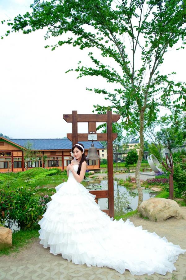    台湾正妹张凯洁/张允霏《日月潭+纸教堂(婚纱)》纯白婚纱写真，唯美户外大片，气质女神清新脱俗第40张图片