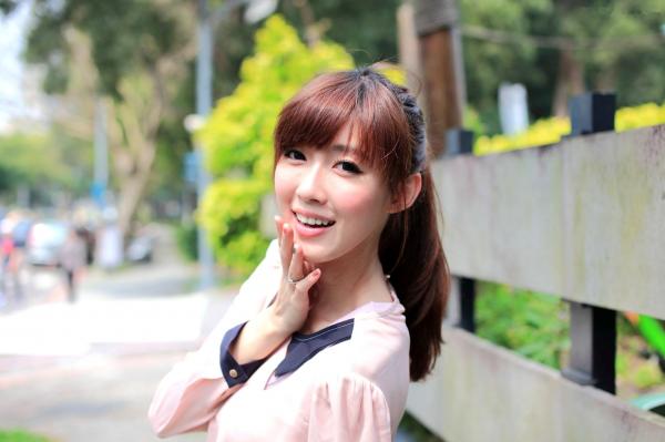    台湾甜美正妹Kila晶晶(金允乔)超短裙清新街拍，户外日常私房写真集第2张图片