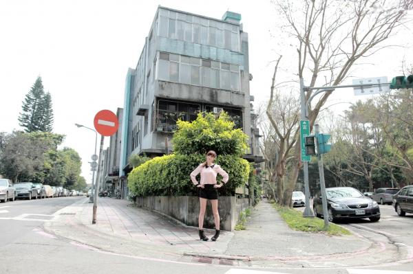    台湾甜美正妹Kila晶晶(金允乔)超短裙清新街拍，户外日常私房写真集第4张图片