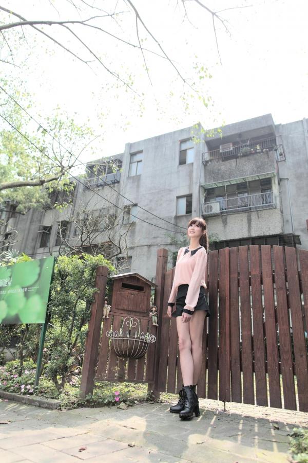   台湾甜美正妹Kila晶晶(金允乔)超短裙清新街拍，户外日常私房写真集第7张图片