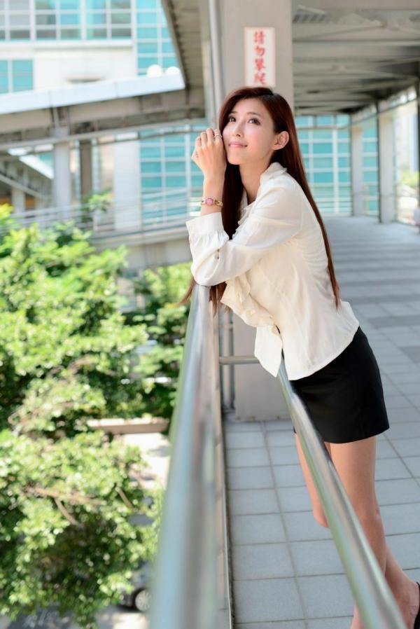    台湾甜美正妹Kila晶晶(金允乔)超短裙清新街拍，户外日常私房写真集第35张图片