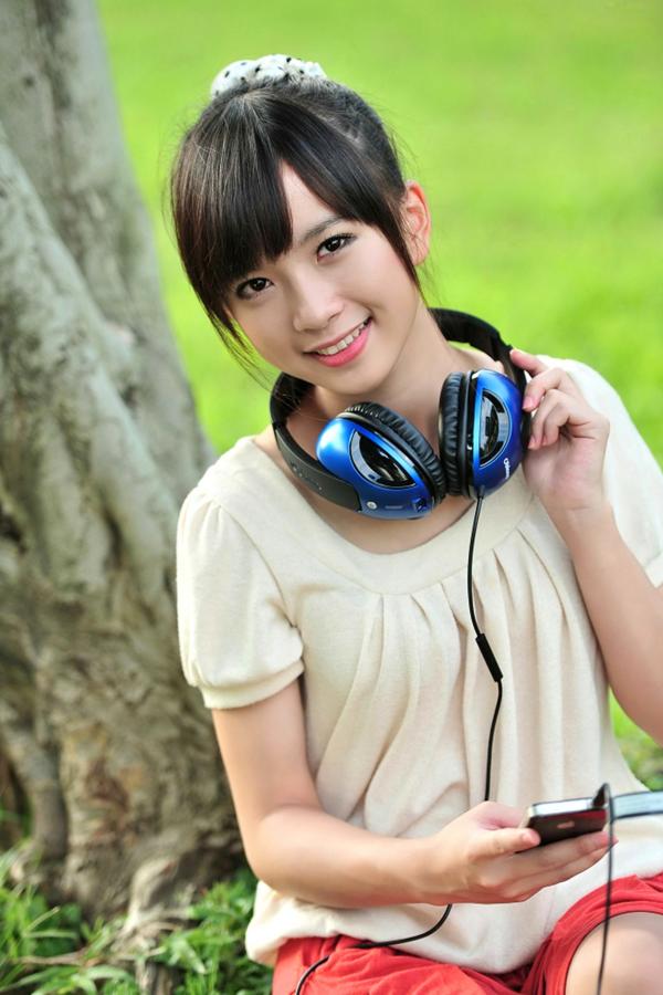    台湾正妹虞成敬（小敬）逸仙公园清新户外写真，头戴耳机甜美可人，治愈系纯净美少女日常街拍第13张图片