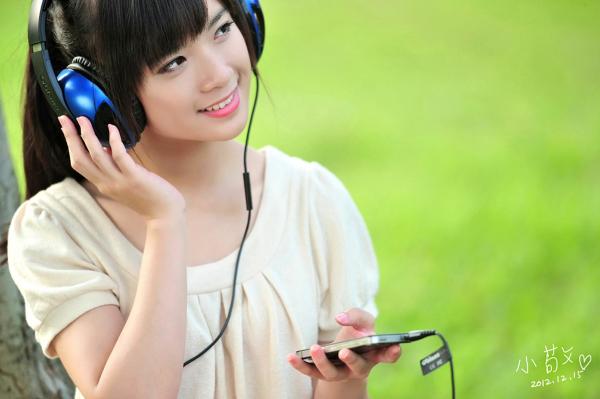    台湾正妹虞成敬（小敬）逸仙公园清新户外写真，头戴耳机甜美可人，治愈系纯净美少女日常街拍第15张图片