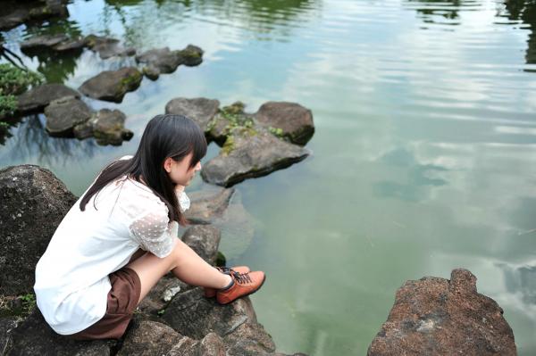    台湾正妹虞成敬（小敬）逸仙公园清新户外写真，头戴耳机甜美可人，治愈系纯净美少女日常街拍第16张图片